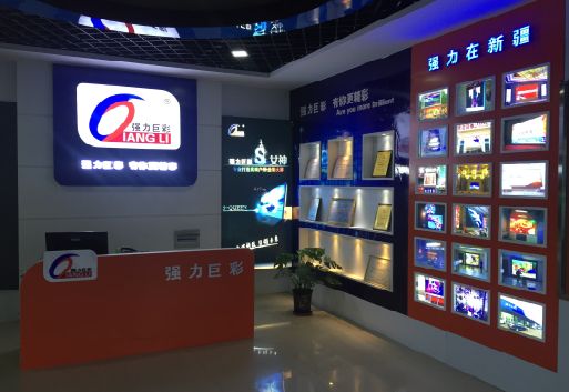 东兴整体显示屏店招的作用。