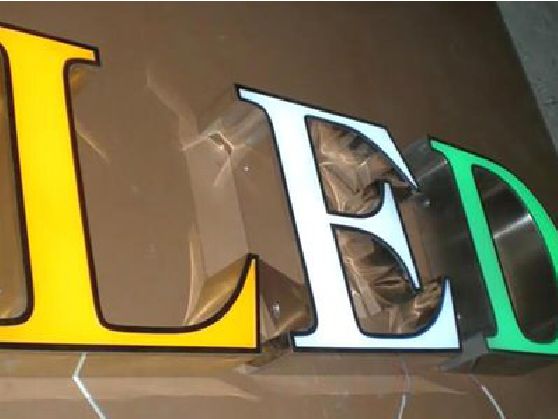 东兴介绍LED招牌的基础知识。